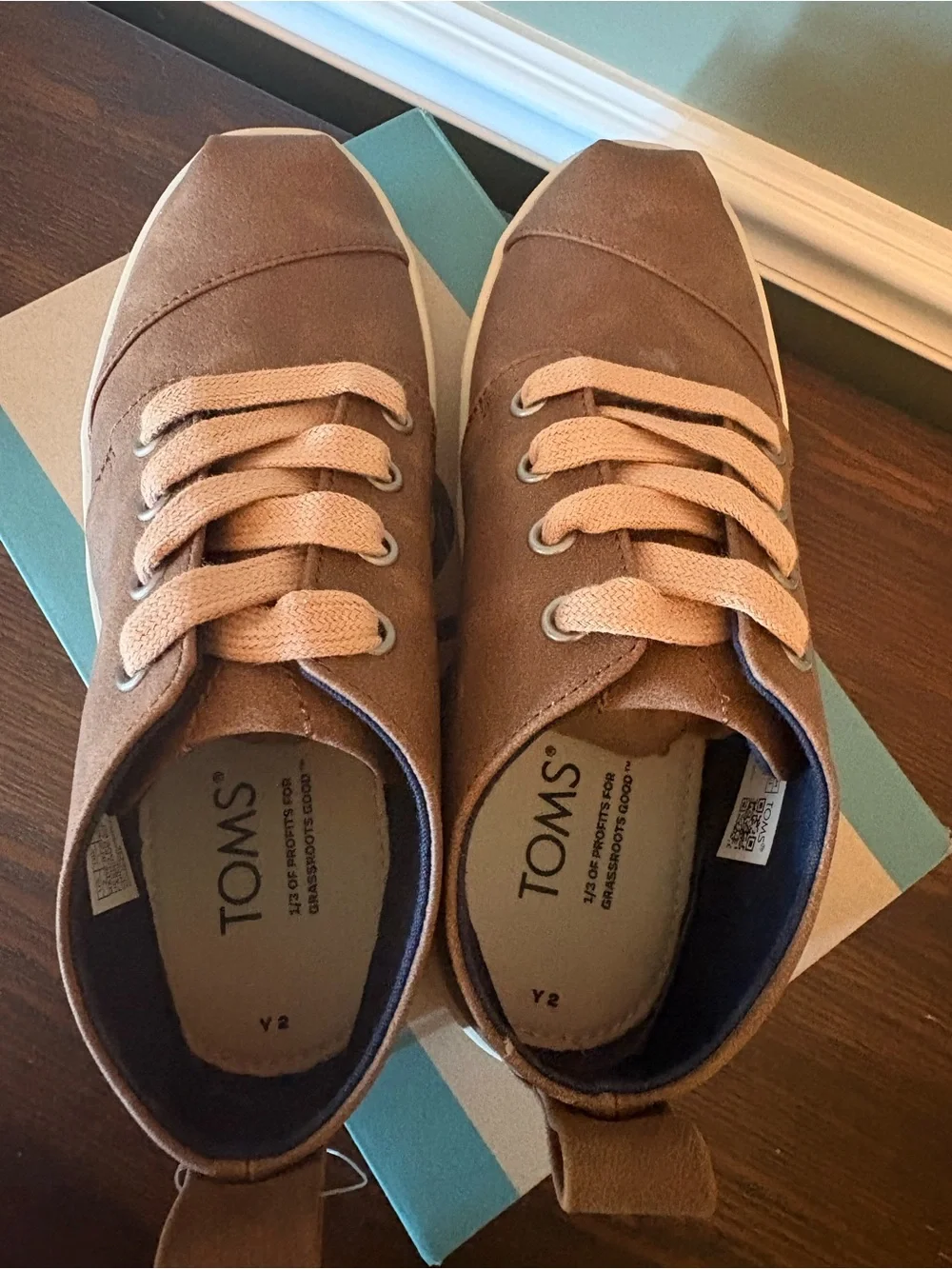 Boys Tom’s boots size 2